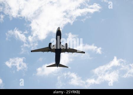 Ryanair Boeing 737-8AS beim Start am Flughafen Birmingham, Großbritannien (Ei-EGA) Stockfoto