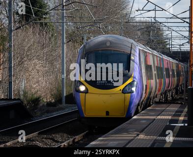 Avanti West Coast Pendolino Elektrozug in Pride-Lackierung, der durch den Bahnhof Marston Green in West Midlands, Großbritannien, fährt Stockfoto