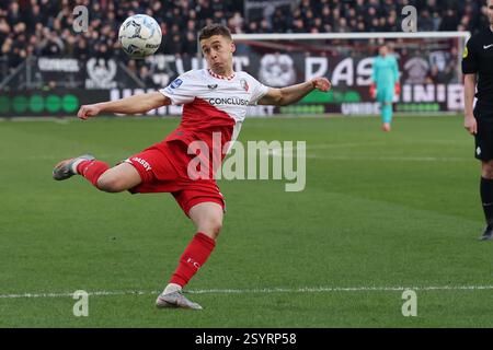 Utrecht, Niederlande. März 2025. UTRECHT, NIEDERLANDE - 1. MÄRZ: Oscar Fraulo vom FC Utrecht schießt beim niederländischen Eredivisie-Spiel zwischen dem FC Utrecht und NAC Breda am 1. März 2025 im Stadion de Galgenwaard in Utrecht, Niederlande. (Foto: Ben Gal/Orange Pictures) Credit: Orange Pics BV/Alamy Live News Stockfoto