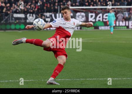Utrecht, Niederlande. März 2025. UTRECHT, NIEDERLANDE - 1. MÄRZ: Oscar Fraulo vom FC Utrecht schießt beim niederländischen Eredivisie-Spiel zwischen dem FC Utrecht und NAC Breda am 1. März 2025 im Stadion de Galgenwaard in Utrecht, Niederlande. (Foto: Ben Gal/Orange Pictures) Credit: Orange Pics BV/Alamy Live News Stockfoto