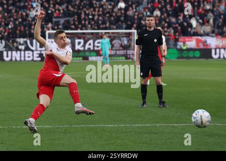 Utrecht, Niederlande. März 2025. UTRECHT, NIEDERLANDE - 1. MÄRZ: Oscar Fraulo vom FC Utrecht schießt beim niederländischen Eredivisie-Spiel zwischen dem FC Utrecht und NAC Breda am 1. März 2025 im Stadion de Galgenwaard in Utrecht, Niederlande. (Foto: Ben Gal/Orange Pictures) Credit: Orange Pics BV/Alamy Live News Stockfoto
