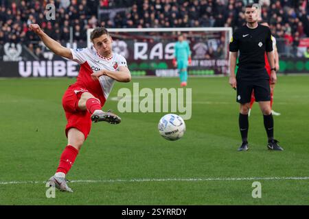 Utrecht, Niederlande. März 2025. UTRECHT, NIEDERLANDE - 1. MÄRZ: Oscar Fraulo vom FC Utrecht schießt beim niederländischen Eredivisie-Spiel zwischen dem FC Utrecht und NAC Breda am 1. März 2025 im Stadion de Galgenwaard in Utrecht, Niederlande. (Foto: Ben Gal/Orange Pictures) Credit: Orange Pics BV/Alamy Live News Stockfoto