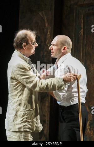 l-r: Alan Howard (Teiresias), Ralph Fiennes (Ödipus) in OEDIPUS von Sophocles am Olivier Theatre, National Theatre (NT), London SE1 15/10/2008 in einer neuen Version von Frank McGuinness Design: Paul Brown Beleuchtung: Neil Austin Regie: Jonathan Kent Stockfoto