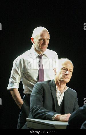 Ralph Fiennes (Oedipus) mit Steven Page (Chorus) in OEDIPUS von Sophocles am Olivier Theatre, National Theatre (NT), London SE1 15/10/2008 in einer Neufassung von Frank McGuinness Design: Paul Brown Beleuchtung: Neil Austin Regie: Jonathan Kent Stockfoto