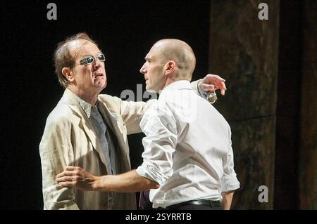 l-r: Alan Howard (Teiresias), Ralph Fiennes (Ödipus) in OEDIPUS von Sophocles am Olivier Theatre, National Theatre (NT), London SE1 15/10/2008 in einer neuen Version von Frank McGuinness Design: Paul Brown Beleuchtung: Neil Austin Regie: Jonathan Kent Stockfoto