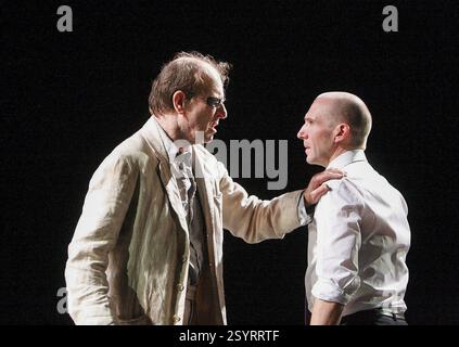 l-r: Alan Howard (Teiresias), Ralph Fiennes (Ödipus) in OEDIPUS von Sophocles am Olivier Theatre, National Theatre (NT), London SE1 15/10/2008 in einer neuen Version von Frank McGuinness Design: Paul Brown Beleuchtung: Neil Austin Regie: Jonathan Kent Stockfoto