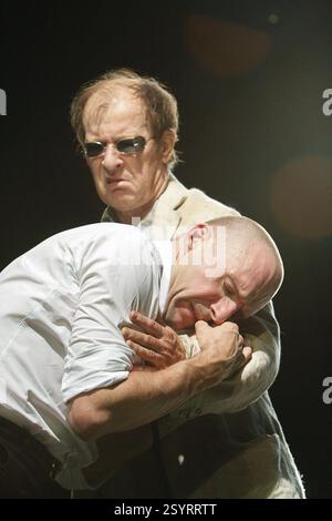Alan Howard (Teiresias – hinten), Ralph Fiennes (Ödipus) in OEDIPUS von Sophocles im Olivier Theatre, National Theatre (NT), London SE1 15/10/2008 in einer neuen Version von Frank McGuinness Design: Paul Brown Beleuchtung: Neil Austin Regie: Jonathan Kent Stockfoto