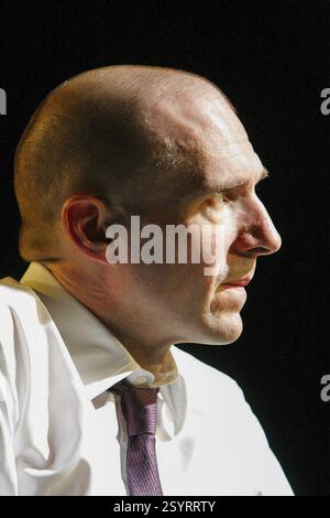 Ralph Fiennes (Ödipus) in ÖDIPUS von Sophocles am Olivier Theatre, National Theatre (NT), London SE1 15/10/2008 in einer neuen Version von Frank McGuinness Design: Paul Brown Beleuchtung: Neil Austin Regie: Jonathan Kent Stockfoto