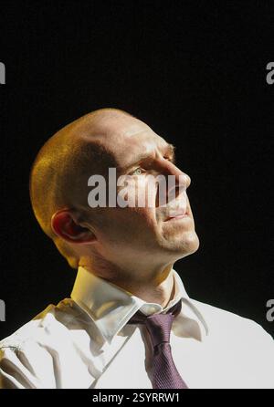 Ralph Fiennes (Ödipus) in ÖDIPUS von Sophocles am Olivier Theatre, National Theatre (NT), London SE1 15/10/2008 in einer neuen Version von Frank McGuinness Design: Paul Brown Beleuchtung: Neil Austin Regie: Jonathan Kent Stockfoto