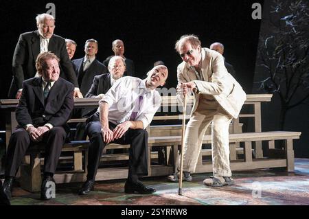 Vorne Mitte: Ralph Fiennes (Ödipus) Rechts: Alan Howard (Teiresias) mit Chor in ÖDIPUS von Sophocles im Olivier Theatre, National Theatre (NT), London SE1 15/10/2008 in einer Neufassung von Frank McGuinness Design: Paul Brown Beleuchtung: Neil Austin Regie: Jonathan Kent Stockfoto