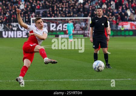 Utrecht, Niederlande. März 2025. UTRECHT, NIEDERLANDE - 1. MÄRZ: Oscar Fraulo vom FC Utrecht schießt beim niederländischen Eredivisie-Spiel zwischen dem FC Utrecht und NAC Breda am 1. März 2025 im Stadion de Galgenwaard in Utrecht, Niederlande. (Foto: Ben Gal/Orange Pictures) Credit: Orange Pics BV/Alamy Live News Stockfoto
