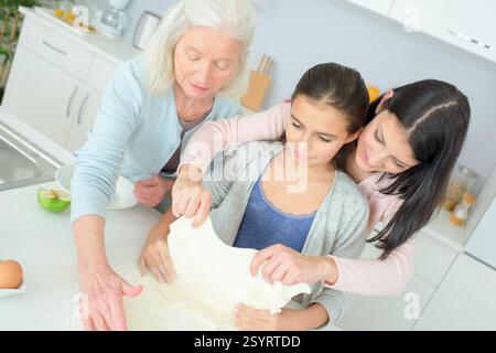 Drei Generationen kochen zusammen Stockfoto