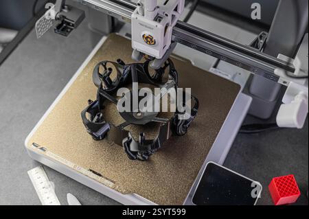 3D-Drucker druckt ein Objekt. Der Prozess des Druckens des Modells auf einem 3D-Drucker. Modell auf 3D-Drucker aus geschmolzenem Kunststoff gedruckt. 3D-Drucktechnologien Stockfoto