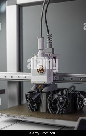 3D-Drucker druckt ein Objekt. Der Prozess des Druckens des Modells auf einem 3D-Drucker. Modell auf 3D-Drucker aus geschmolzenem Kunststoff gedruckt. 3D-Drucktechnologien Stockfoto