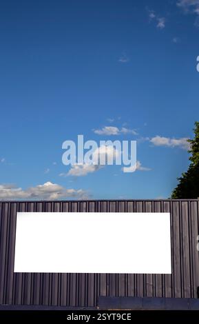 Leeres Banner für Werbung auf dem Metallzaun der Baustelle in Brasilien Stockfoto