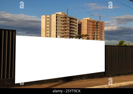 Leeres Banner für Werbung auf dem Metallzaun der Baustelle in Brasilien Stockfoto