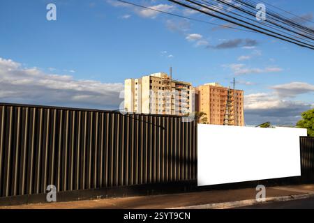 Leeres Banner für Werbung auf dem Metallzaun der Baustelle in Brasilien Stockfoto