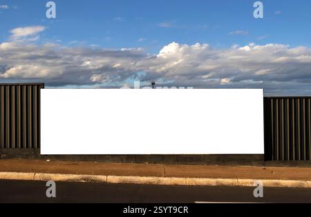 Leeres Banner für Werbung auf dem Metallzaun der Baustelle in Brasilien Stockfoto