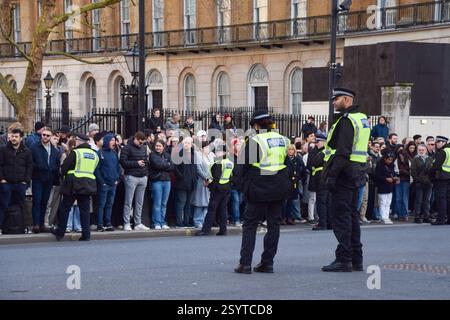 London, Großbritannien. März 2025. Vor der Downing Street versammeln sich zahlreiche Unterstützer, als der ukrainische Präsident Wolodymyr Zelenskyy in der Downing Street eintrifft, um den britischen Premierminister Keir Starmer zu treffen. Quelle: Vuk Valcic/Alamy Live News Stockfoto
