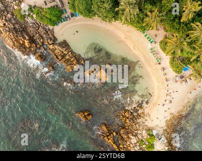 Aus der Vogelperspektive auf den geheimen Strand in Mirissa. Ein tropisches Paradies. Stockfoto