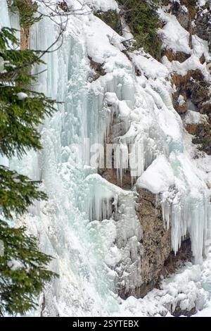 Gefrorener Wasserfall, Eiszapfen auf einer Felswände in den Bergen. Dolomiten, Italien, Europa im Winter. Stockfoto
