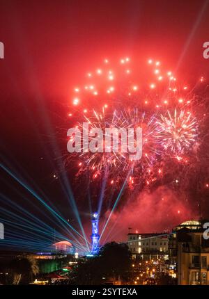 Warnemunde, Deutschland. 1. März 2025, Mecklenburg-Vorpommern, Rostock/Warnemünde: Das Feuerwerk für die 25. Warnemünder Turmbeleuchtung am Warnemünder Leuchtturm. Zahlreiche Menschen beobachten die traditionelle Warnemünder Turmbeleuchtung an der Strandpromenade des Ostseebades. Die Organisatoren haben eine Mischung aus Kunst und Show mit Licht, Musik, Feuerwerk, Laser und Video. Das Motto lautet „magische Momente“. Quelle: dpa Picture Alliance/Alamy Live News Stockfoto