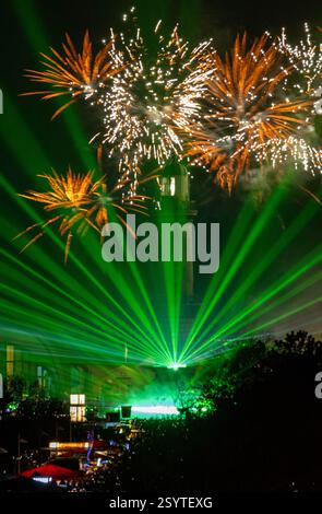 Warnemunde, Deutschland. 1. März 2025, Mecklenburg-Vorpommern, Rostock/Warnemünde: Das Feuerwerk für die 25. Warnemünder Turmbeleuchtung am Warnemünder Leuchtturm. Zahlreiche Menschen beobachten die traditionelle Warnemünder Turmbeleuchtung an der Strandpromenade des Ostseebades. Die Organisatoren haben eine Mischung aus Kunst und Show mit Licht, Musik, Feuerwerk, Laser und Video. Das Motto lautet „magische Momente“. Quelle: dpa Picture Alliance/Alamy Live News Stockfoto