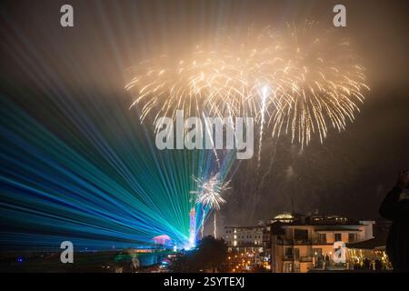 Warnemunde, Deutschland. 1. März 2025, Mecklenburg-Vorpommern, Rostock/Warnemünde: Das Feuerwerk für die 25. Warnemünder Turmbeleuchtung am Warnemünder Leuchtturm. Zahlreiche Menschen beobachten die traditionelle Warnemünder Turmbeleuchtung an der Strandpromenade des Ostseebades. Die Organisatoren haben eine Mischung aus Kunst und Show mit Licht, Musik, Feuerwerk, Laser und Video. Das Motto lautet „magische Momente“. Quelle: dpa Picture Alliance/Alamy Live News Stockfoto