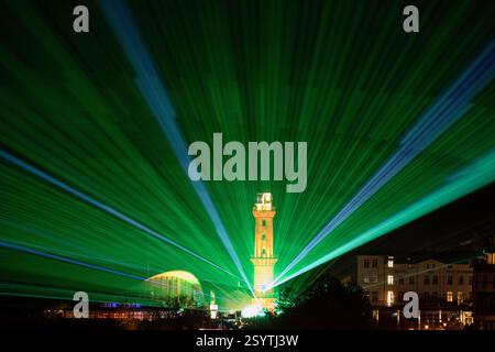 Warnemunde, Deutschland. 1. März 2025, Mecklenburg-Vorpommern, Rostock/Warnemünde: Das Feuerwerk für die 25. Warnemünder Turmbeleuchtung am Warnemünder Leuchtturm. Zahlreiche Menschen beobachten die traditionelle Warnemünder Turmbeleuchtung an der Strandpromenade des Ostseebades. Die Organisatoren haben eine Mischung aus Kunst und Show mit Licht, Musik, Feuerwerk, Laser und Video. Das Motto lautet „magische Momente“. Quelle: dpa Picture Alliance/Alamy Live News Stockfoto