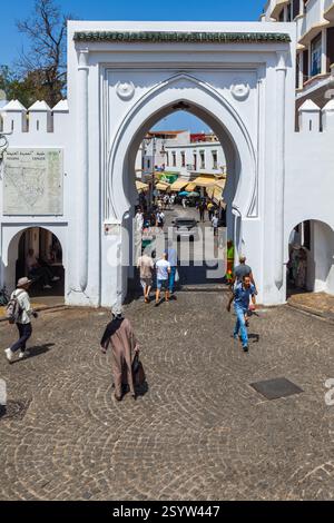 Geschäftiger Marktplatz in einer historischen Stadt, voller Händler, die farbenfrohe Waren verkaufen, umgeben von traditioneller Architektur, schafft eine lebendige A Stockfoto