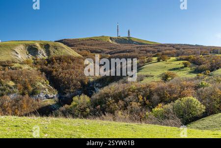 Herbstblick auf den Gipfel des Monte Nerone im Apennin in der Provinz Pesaro-Urbino Stockfoto