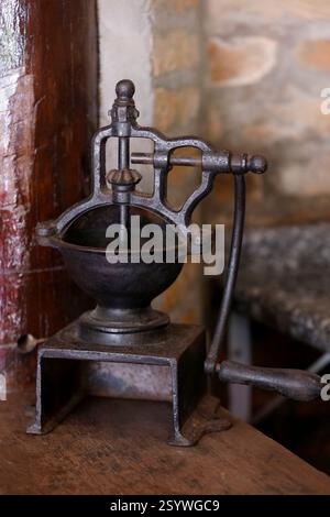 Antikes Kaffeemühle. Traditionell auf dem Land Brasiliens Stockfoto