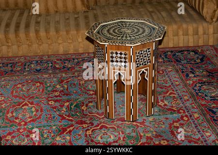 Ottoman-Couchtisch mit Perlmutt-Einlage auf IT Stockfoto