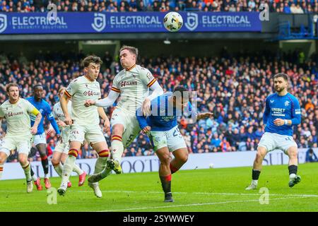 Glasgow, Großbritannien. März 2025. Rangers FC spielte Motherwell FC im Ibrox Stadium in Glasgow, Schottland, Großbritannien in einem Spiel der schottischen Premiership. Das Finale war die Rangers 1:2 Motherwell. Kofi Balmer (M5) verteidigt den Ball gegen Hamza Igamane (R29) Credit: Findlay/Alamy Live News Stockfoto