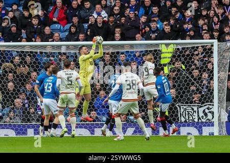 Glasgow, Großbritannien. März 2025. Rangers FC spielte Motherwell FC im Ibrox Stadium in Glasgow, Schottland, Großbritannien in einem Spiel der schottischen Premiership. Das Finale war die Rangers 1:2 Motherwell. Jack Butland, Torhüter der Rangers, speichert den Motherwell-Spielern einen Schuss. Quelle: Findlay/Alamy Live News Stockfoto