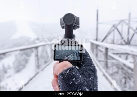 Männliche Hand hält DJI Osmo Pocket 3 Tschechische Republik Dolni Morava 16 Februar 2025 Stockfoto