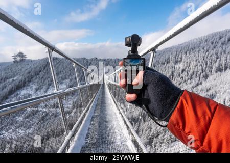 Männliche Hand hält DJI Osmo Pocket 3 Tschechische Republik Dolni Morava 16 Februar 2025 Stockfoto