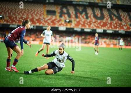 Valencia, Spanien. März 2025. Teresa Merida Canete von Levante UD (L) und Hanane Ait El Haj von Valencia CF (R) wurden im Mestalla-Stadion in der Liga F-Runde 20 zwischen Valencia CF und Levante UD im Einsatz gesehen. Finale: Valencia CF 1:1 Levante UD Credit: SOPA Images Limited/Alamy Live News Stockfoto
