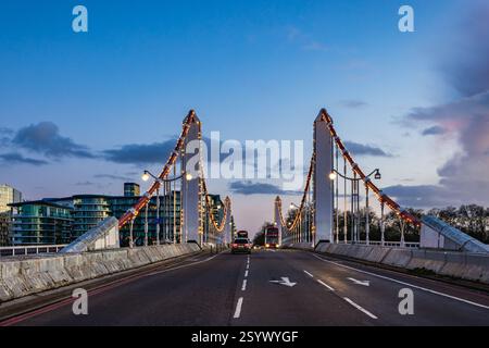 Chelsea Bridge über die Themse im Westen Londons, bei Sonnenuntergang. Stockfoto