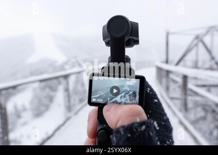Männliche Hand hält DJI Osmo Pocket 3 Tschechische Republik Dolni Morava 16 Februar 2025 Stockfoto