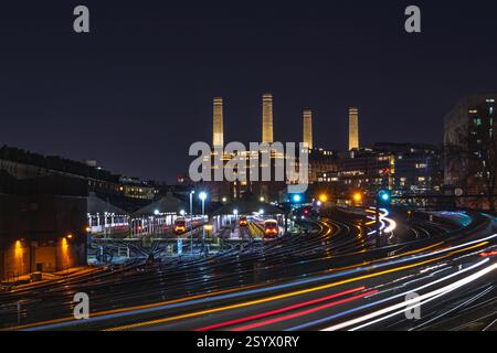 Nächtlicher Blick auf Grosvenor Road Depot, Ebury Bridge, London Victoria mit Battersea-Kraftwerk dahinter Stockfoto