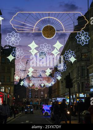 London, Großbritannien. März 2025. Die Installation der Ramadan Lights, die sich jetzt im dritten Jahr befindet, funkelt nach Sonnenuntergang, während die britischen muslime beginnen, sich über den Heiligen Monat auf das Fasten vorzubereiten. Die von der Aziz Foundation organisierte Lichtanlage wurde am vergangenen Mittwoch offiziell vom Londoner Bürgermeister Sadiq Khan eingeschaltet. Quelle: Eleventh Photography/Alamy Live News Stockfoto