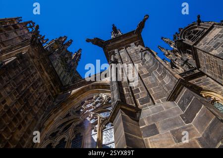 Ein dramatischer, flacher Blick auf ein historisches Steingebäude mit komplexen gotischen Architekturelementen, mit hohen Türmen, verzierten Fenstern und el Stockfoto