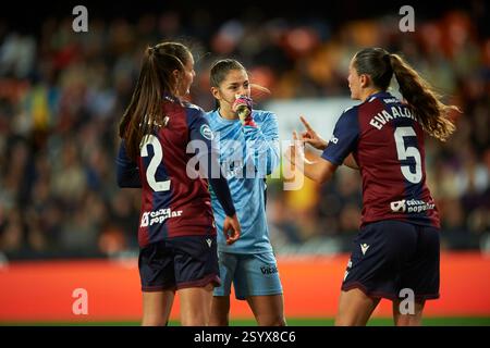 Teresa Merida Canete von Levante UD (L), Andrea Tarazona Brisa von Levante UD (C) und Eva Alonso Gonzalez von Levante UD (R) wurden am 1. März 2025 im Mestalla Stadion in Valencia, Spanien, in der Runde 20 der Liga F zwischen Valencia CF und Levante UD im Einsatz gesehen. (Foto: Vicente Vidal Fernandez/SIPA USA) Credit: SIPA USA/Alamy Live News Stockfoto