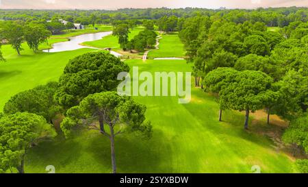 Blick aus der Vogelperspektive auf einen Golfplatz mit einem sich windenden Fluss, üppigem Grün und gepflegten Fairways Stockfoto