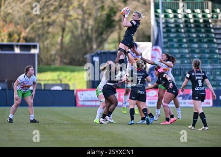 London, Großbritannien. März 2025. Rosie Galligan von Saracens Women sichert sich den Line-Out-Ball beim PWR Play Off Halbfinalspiel zwischen Saracens Women und Harlequins Women am 1. März 2025 im StoneX Stadium in London, England. Foto von Phil Hutchinson. Nur redaktionelle Verwendung, Lizenz für kommerzielle Nutzung erforderlich. Keine Verwendung bei Wetten, Spielen oder Publikationen eines einzelnen Clubs/einer Liga/eines Spielers. Credit: UK Sports Pics Ltd/Alamy Live News Credit: UK Sports Pics Ltd/Alamy Live News Stockfoto