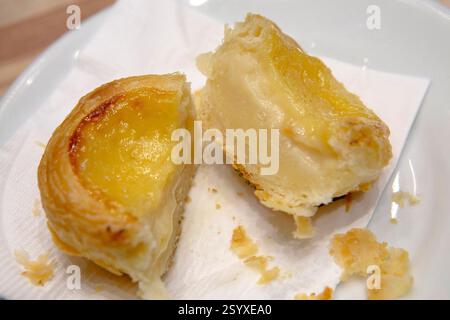 Portugiesische Pustard Tarts Pastel de Nata oder de Belem. Eine Nahaufnahme traditioneller portugiesischer Pudding-Gebäck, bestehend aus Pudding in einer Creme Brulee Stockfoto