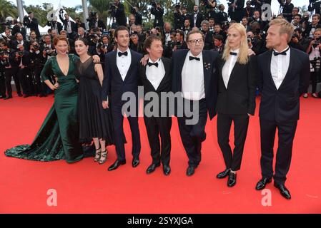 CANNES, FRANKREICH - 17. MAI: (L-R) Lea Seydoux, Amira Casar, Gaspard Ulliel, Regisseur Bertrand Bonello, Helmut Berger, Aymeline Valade, Jeremie Renier nehmen an der Premiere von Saint Laurent während des 67. jährlichen Filmfestivals von Cannes am 17. Mai 2014 in Cannes Teil. CAP/PL ©Phil Loftus/Capital Pictures Stockfoto
