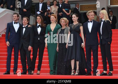 CANNES, FRANKREICH - 17. MAI: (L-R) Gaspard Ulliel, Bertrand Bonello, französische Kulturministerin Aurelie Filippetti, Lea Seydoux, Gast, Amira Casar, Jeremie Renier und Aymeline Valade nehmen an der Premiere von Saint Laurent beim 67. Jährlichen Filmfestival von Cannes am 17. Mai 2014 in Cannes Teil. CAP/PL ©Phil Loftus/Capital Pictures Stockfoto