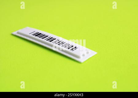 Informationen in schwarz-weißem Strichcode auf grünem Hintergrund Stockfoto